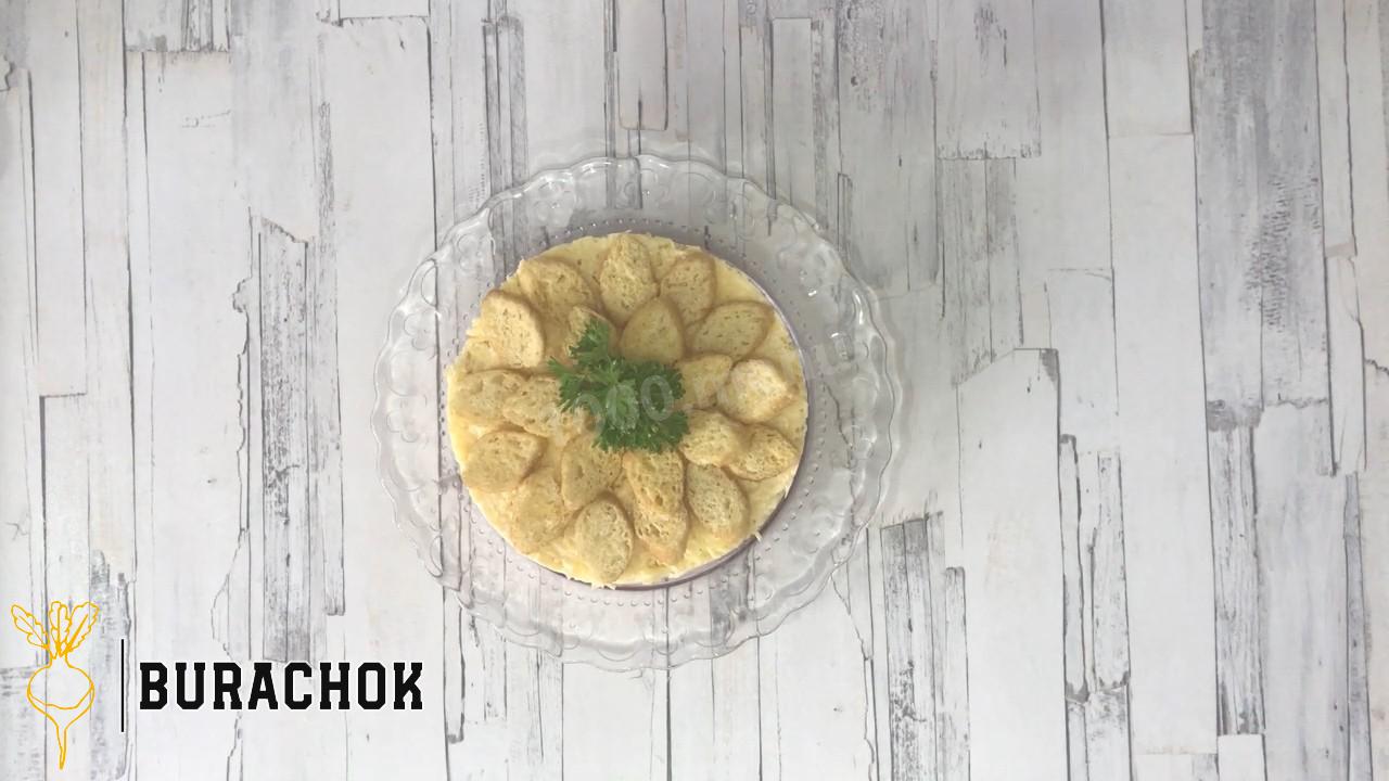 Салат Коррида: крабові палички, кукурудза, помідори.