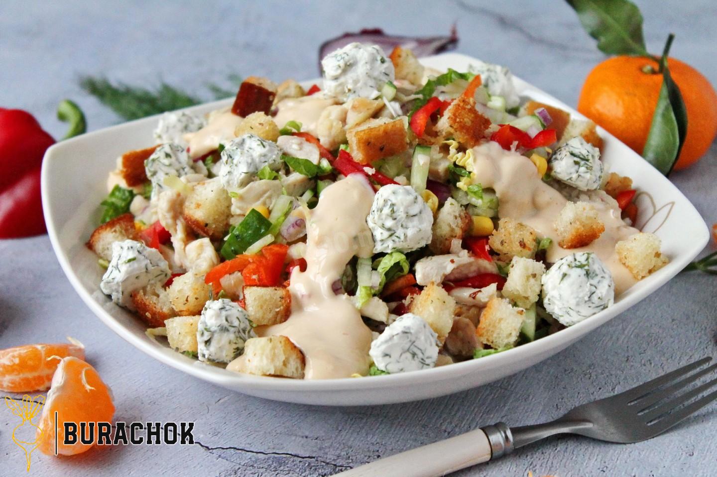 Салат з куркою, кукурудзою, сухариками та сирними кульками