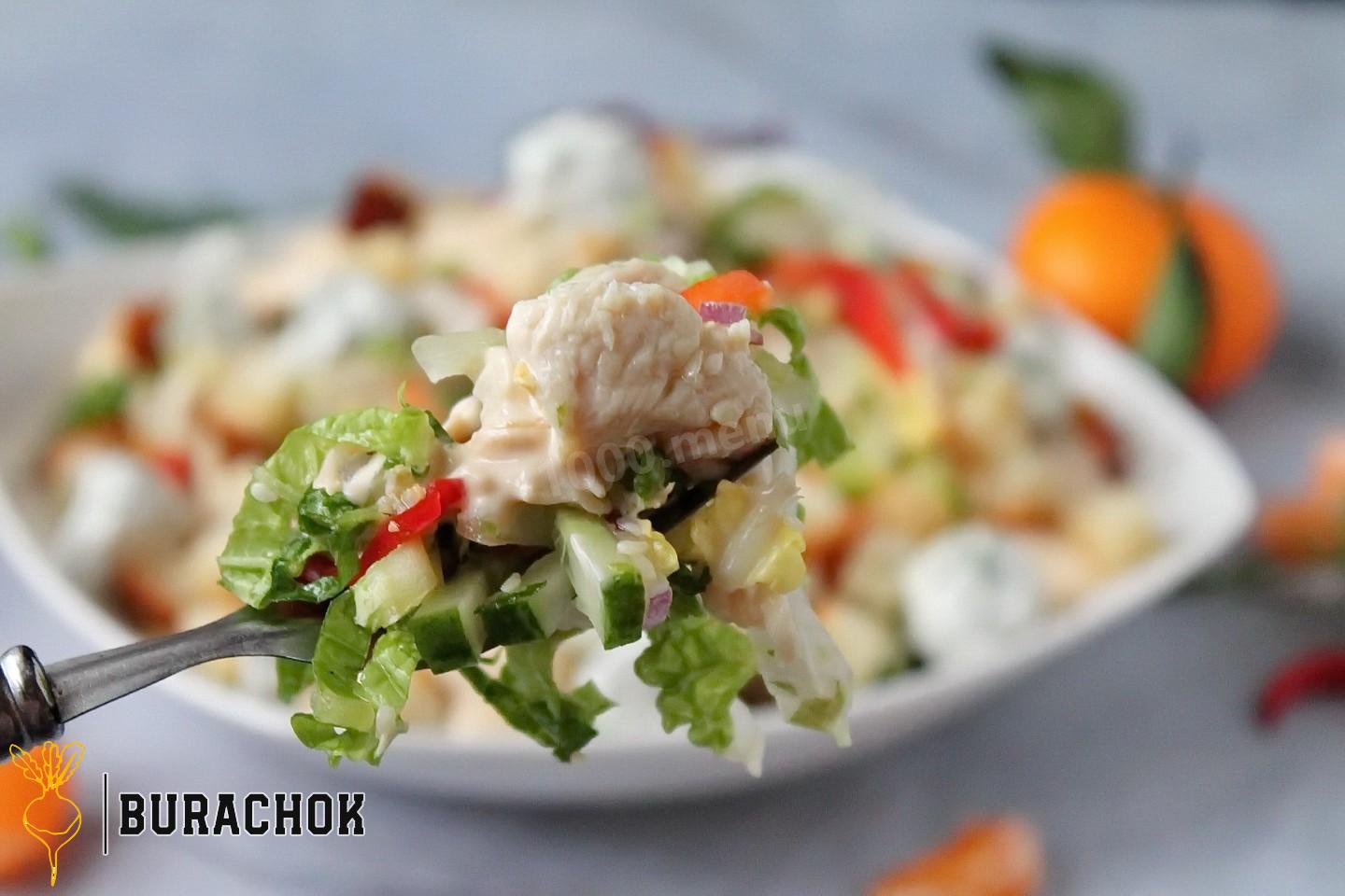 Салат з куркою, кукурудзою, сухариками та сирними кульками