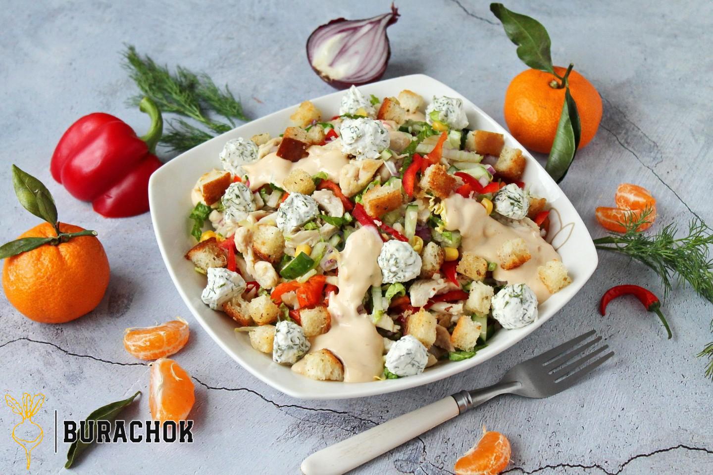 Салат з куркою, кукурудзою, сухариками та сирними кульками