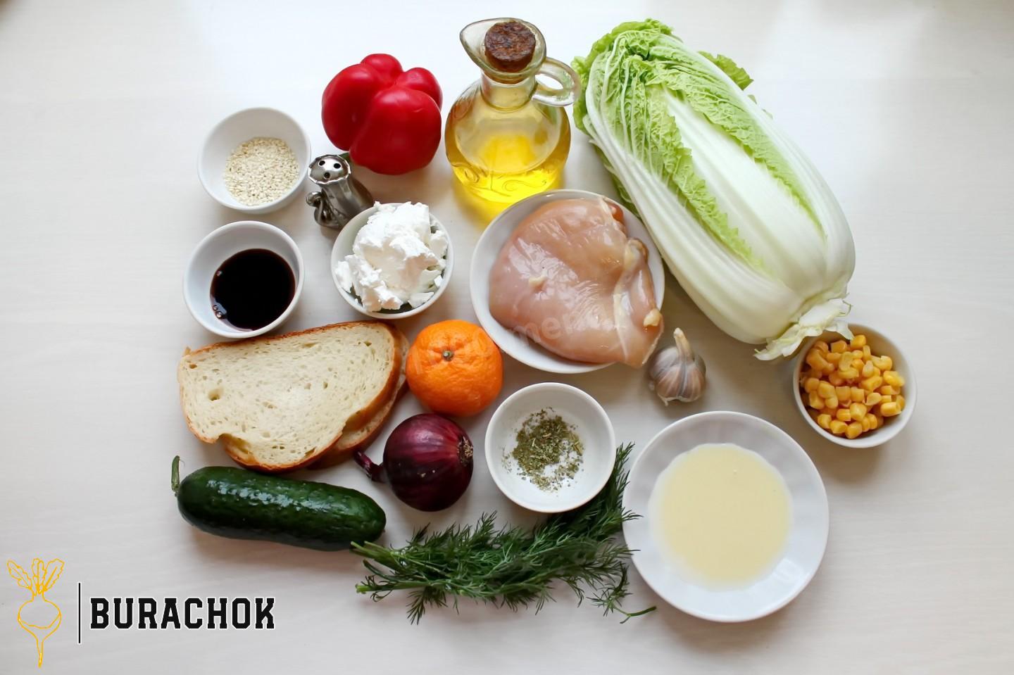Салат з куркою, кукурудзою, сухариками та сирними кульками
