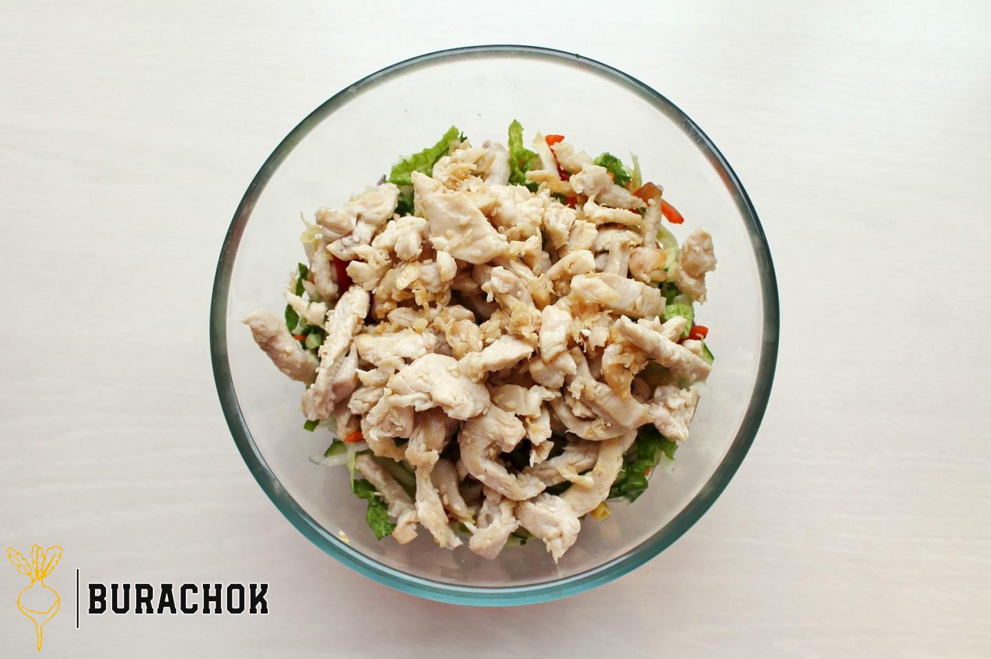 Салат з куркою, кукурудзою, сухариками та сирними кульками