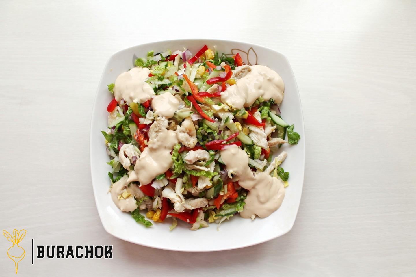 Салат з куркою, кукурудзою, сухариками та сирними кульками