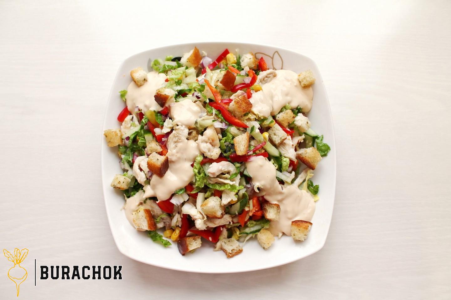 Салат з куркою, кукурудзою, сухариками та сирними кульками
