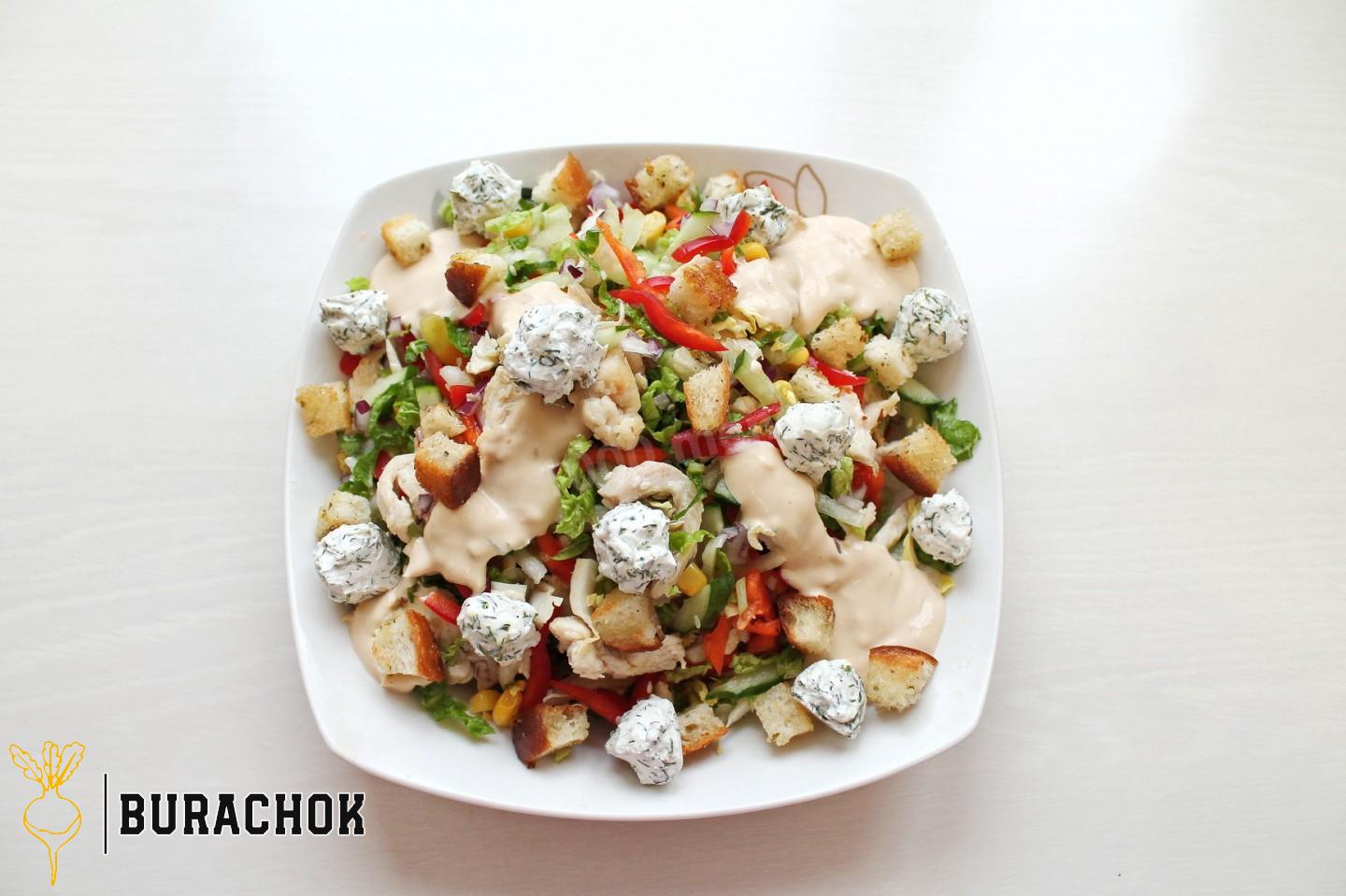 Салат з куркою, кукурудзою, сухариками та сирними кульками