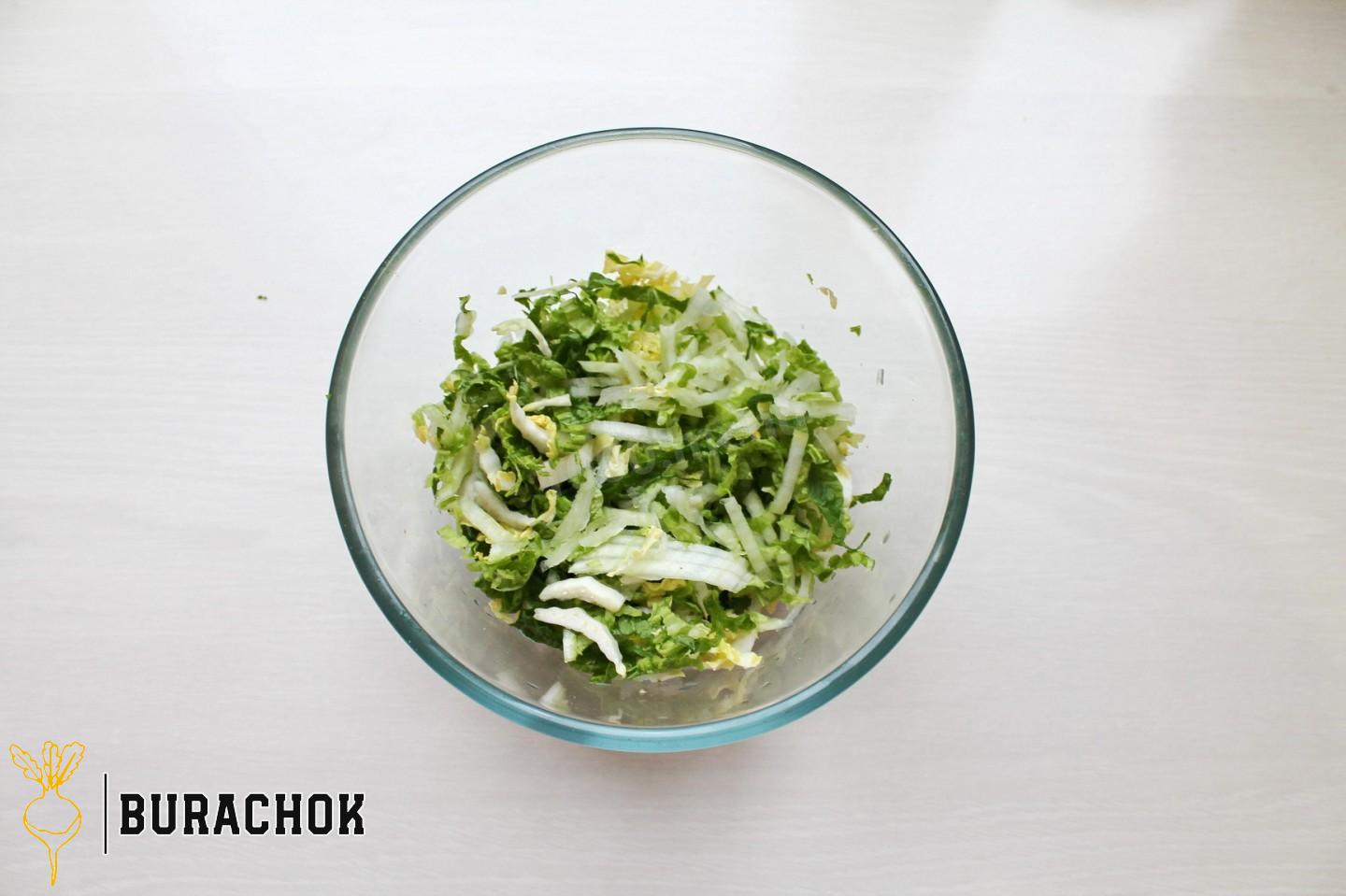 Салат з куркою, кукурудзою, сухариками та сирними кульками