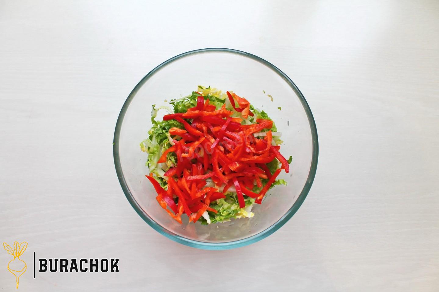 Салат з куркою, кукурудзою, сухариками та сирними кульками