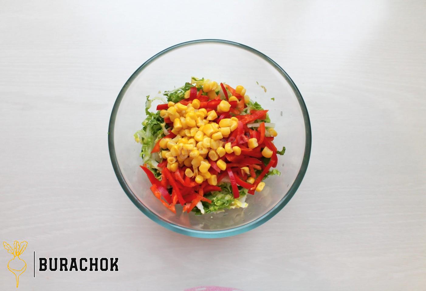 Салат з куркою, кукурудзою, сухариками та сирними кульками