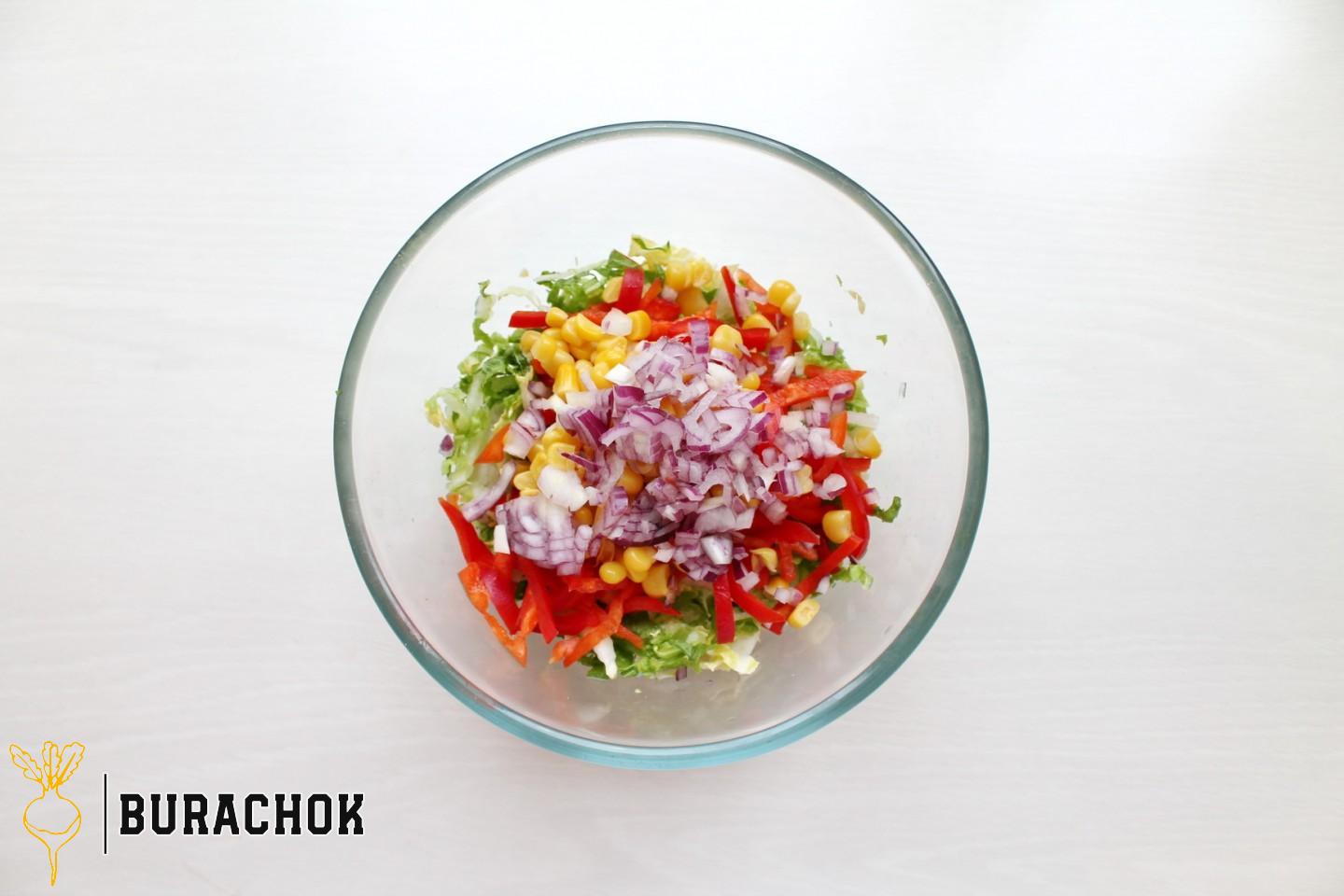 Салат з куркою, кукурудзою, сухариками та сирними кульками