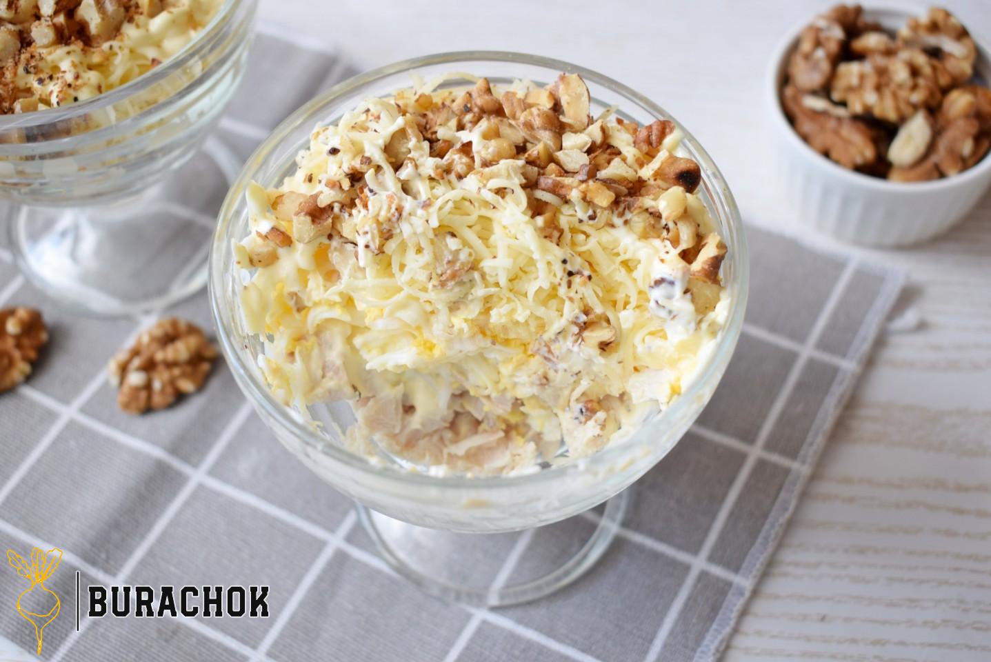 Порційний салат з філе курки, яйцем та сиром у креманках