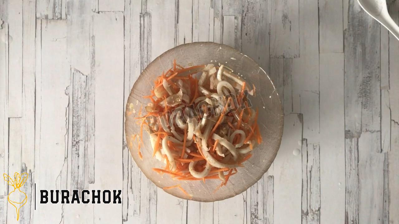 Кальмари по-корейськи з маринованою морквою