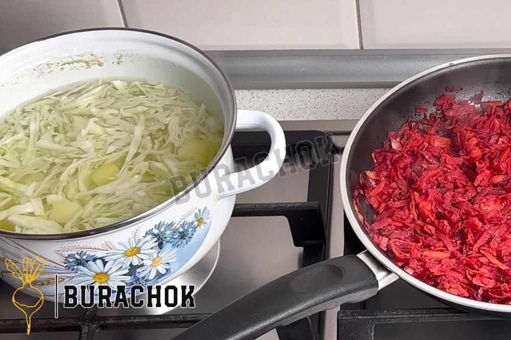 Вегетаріанський борщ з буряком та капустою