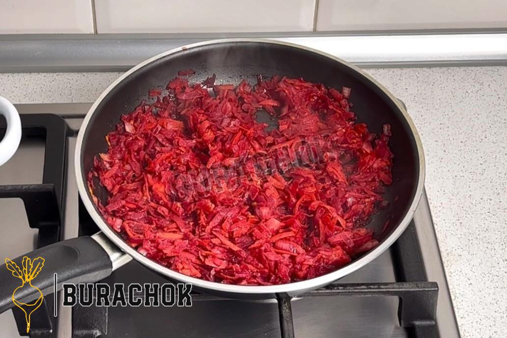 Вегетаріанський борщ з буряком та капустою