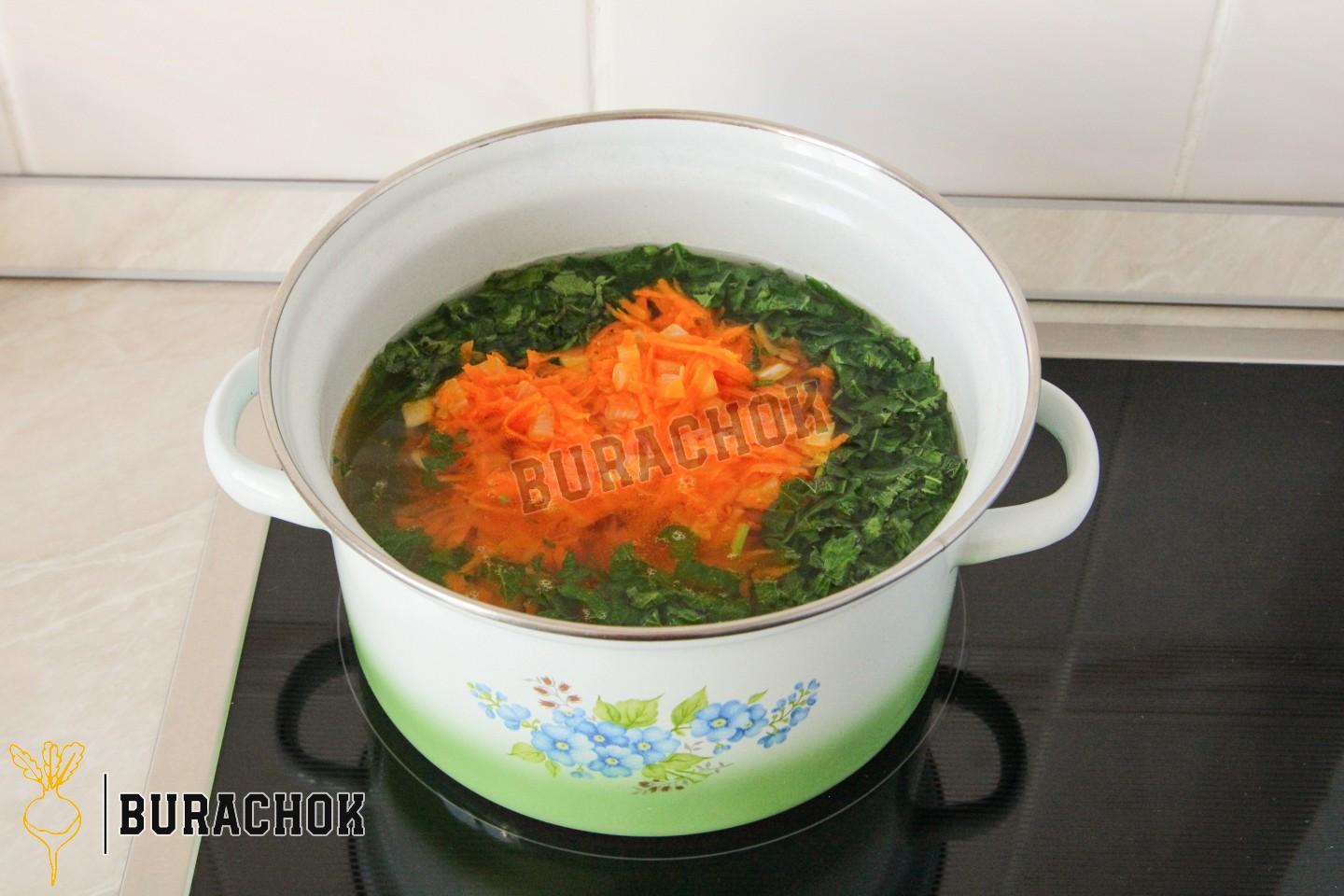 Зелений борщ з кропивою та яйцем