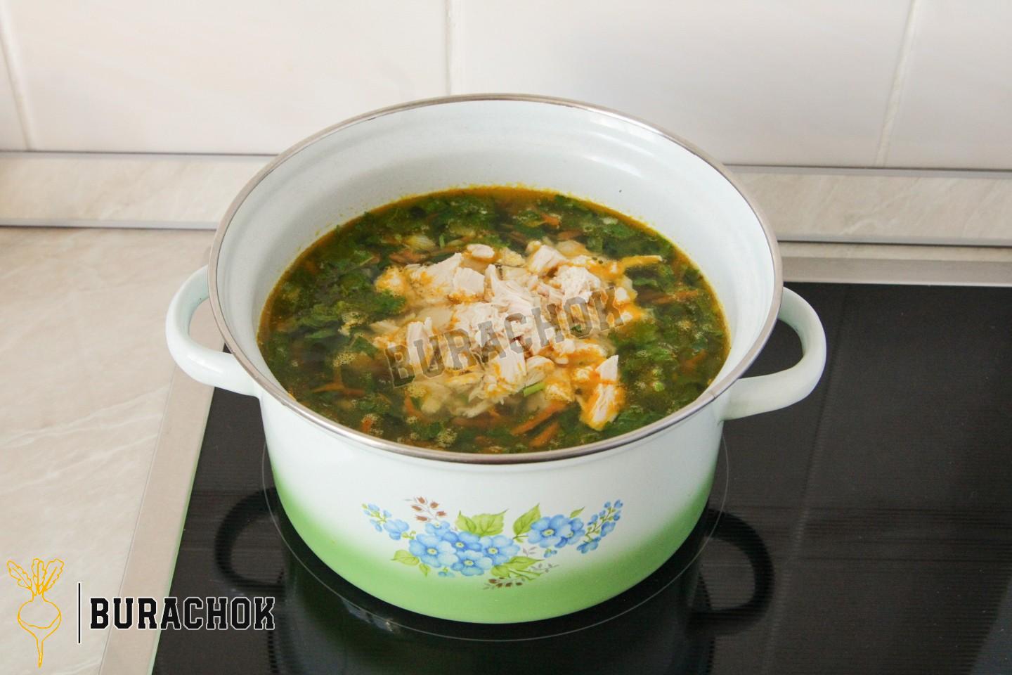 Зелений борщ з кропивою та яйцем