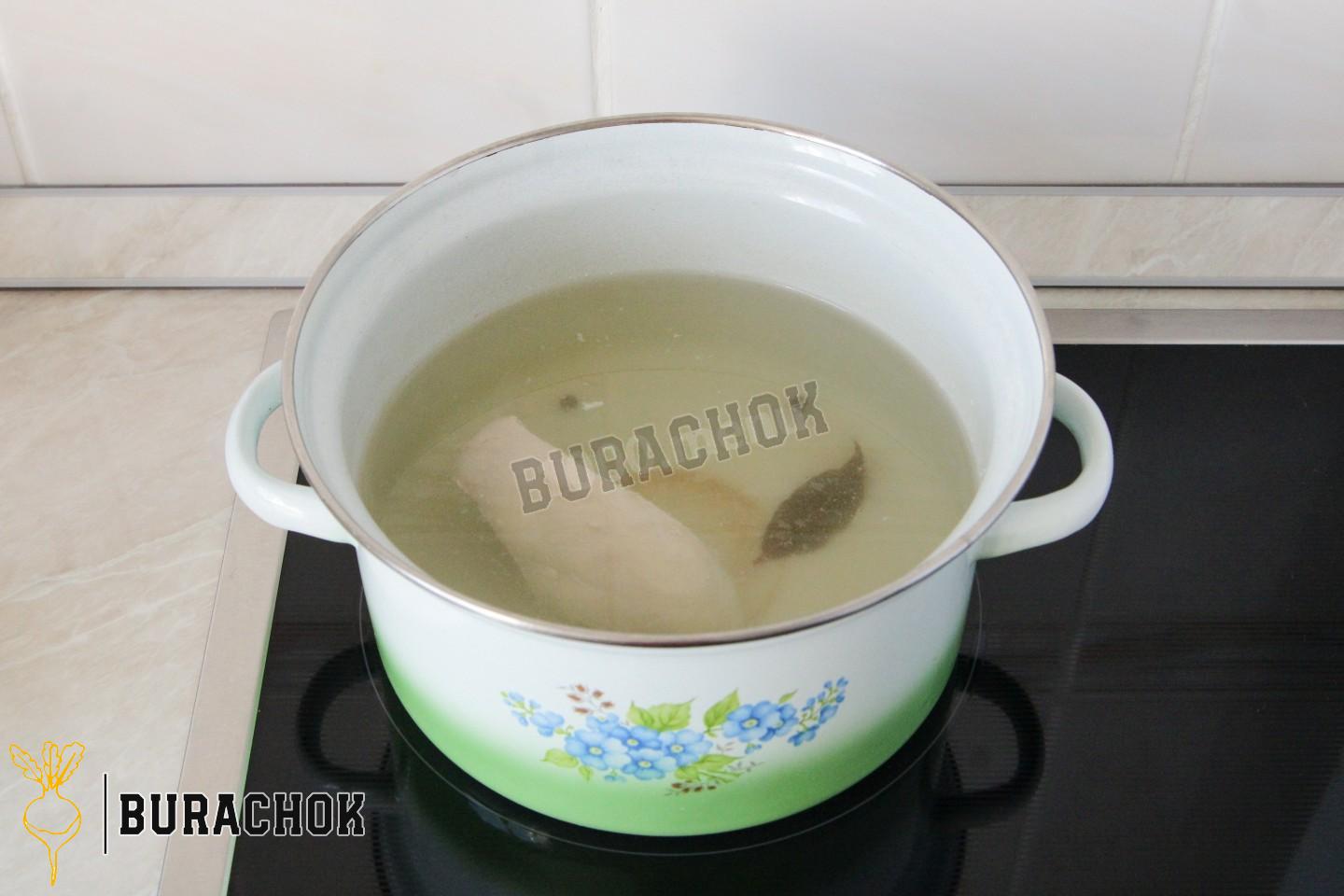 Зелений борщ з кропивою та яйцем
