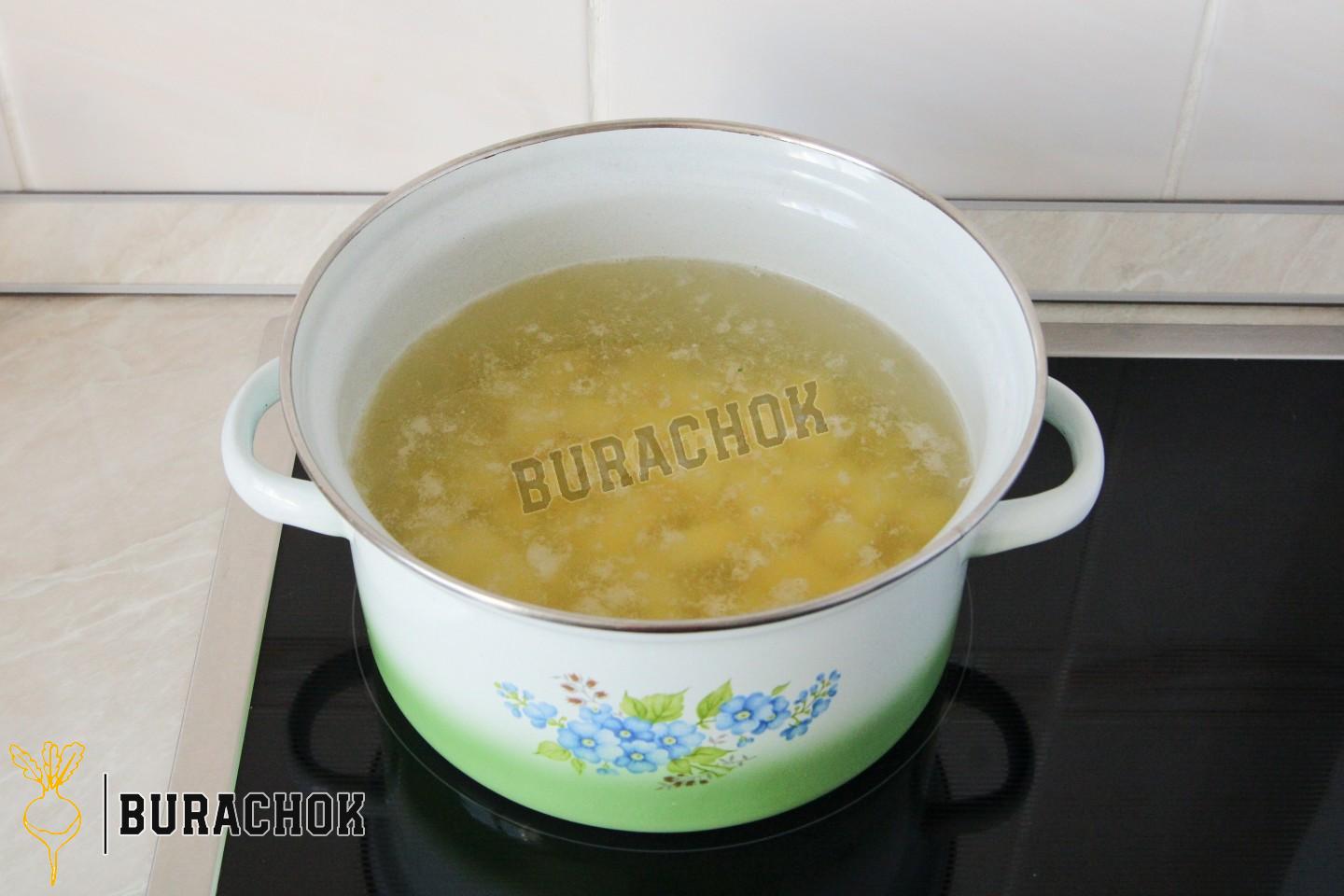 Зелений борщ з кропивою та яйцем