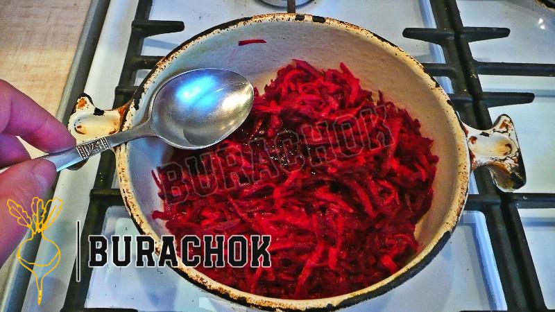 Борщ буряковий з капустою на тушонці