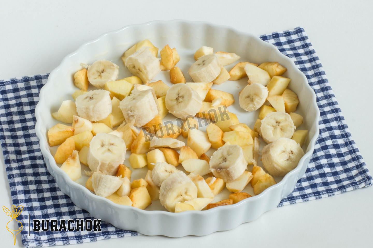 Шарлотка з яблуками та бананом