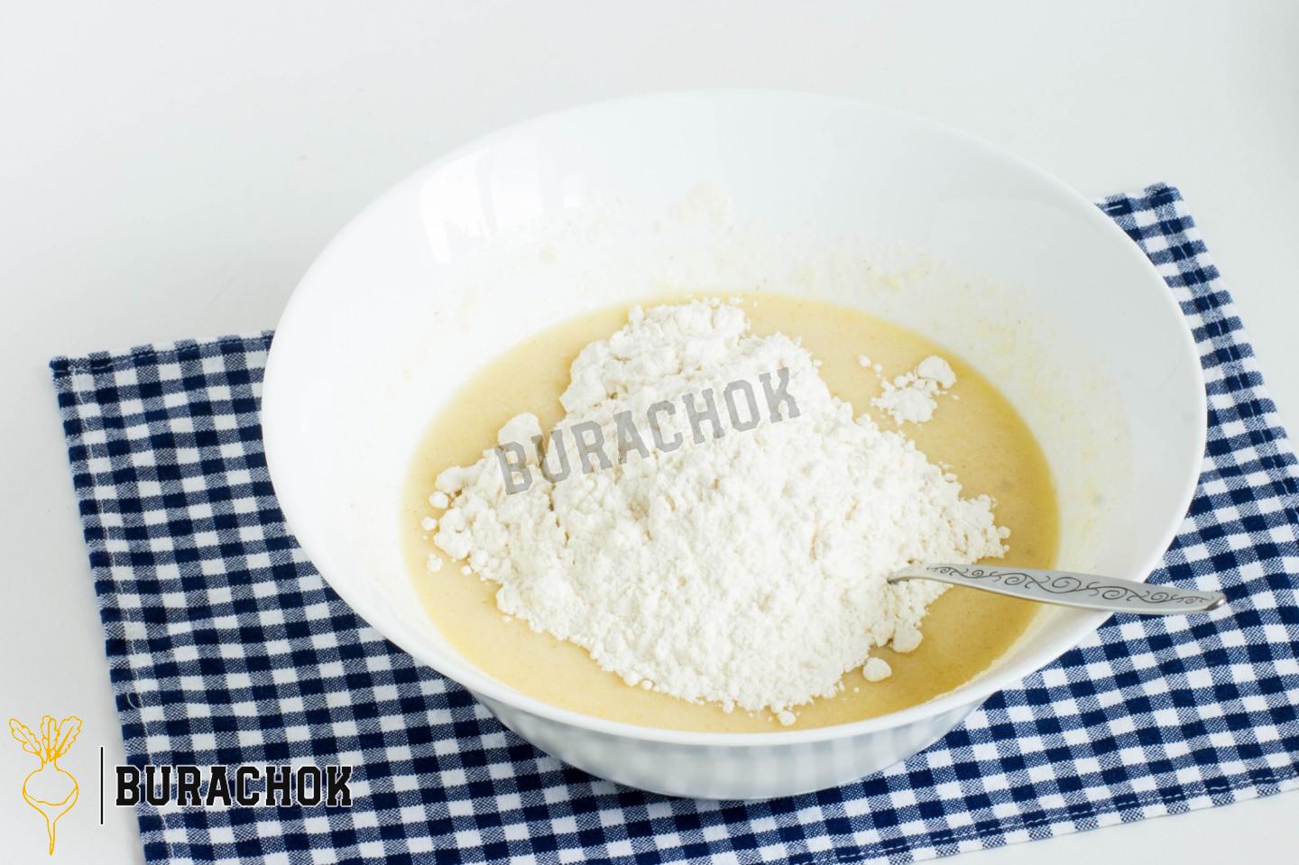 Шарлотка з яблуками та бананом