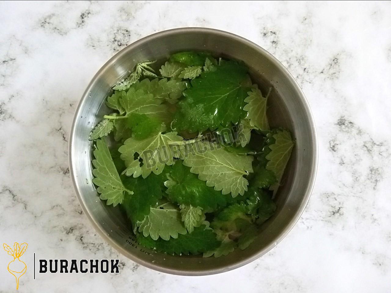Шарлотка з м'ятою
